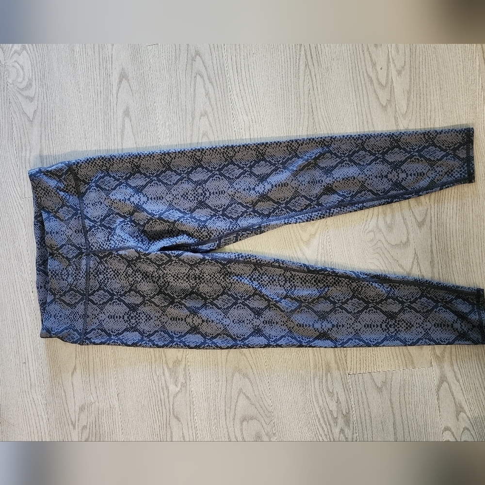 Grey Snakeskin Print Leggings Size Medium Gym Yoga Comfy Super Soft - Picture 2 of 5
